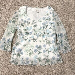 Adorable vintage v neck lily and blue flower blouse 3/4 length sheer sleeves